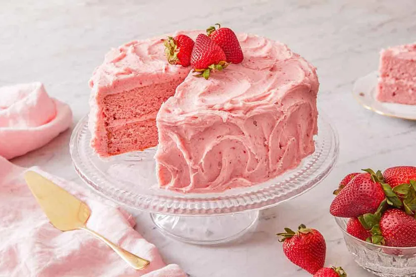 طرز تهیه کیک با اسانس توت فرنگی